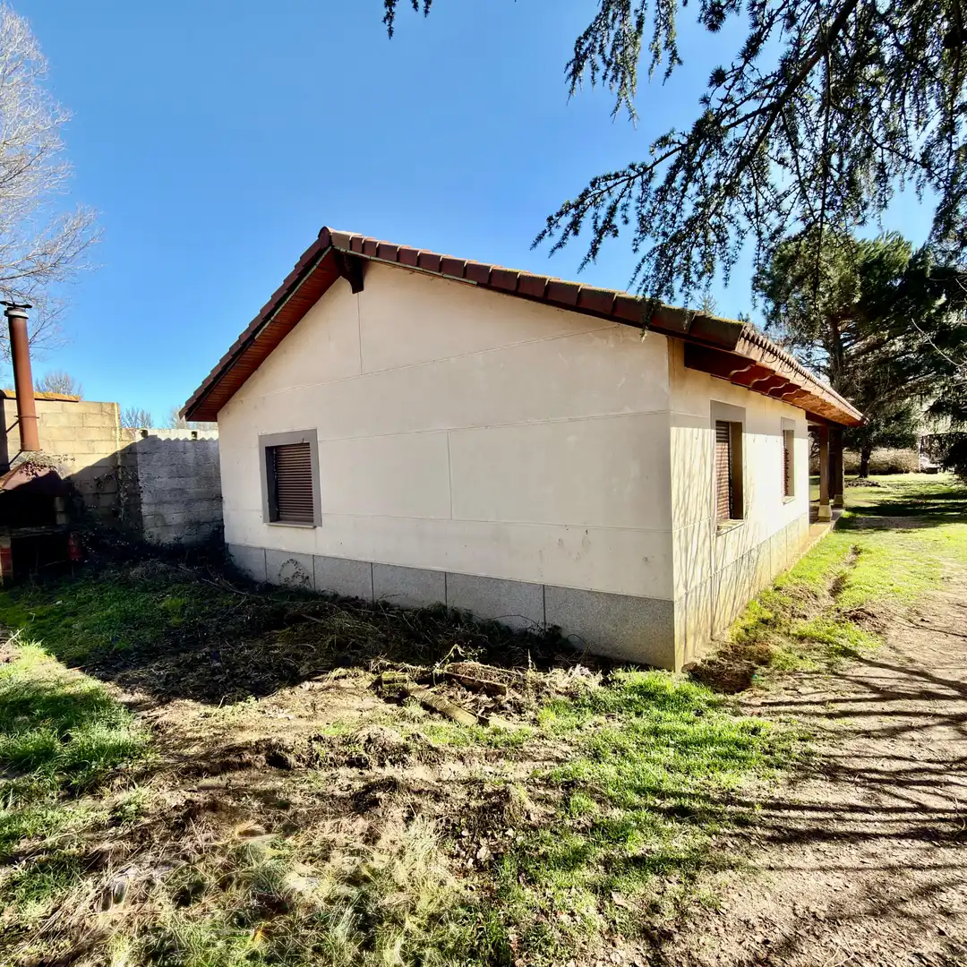 Vista exterior de Casa o xalet en venda en Garrafe de Torío amb Jardí privat i Traster