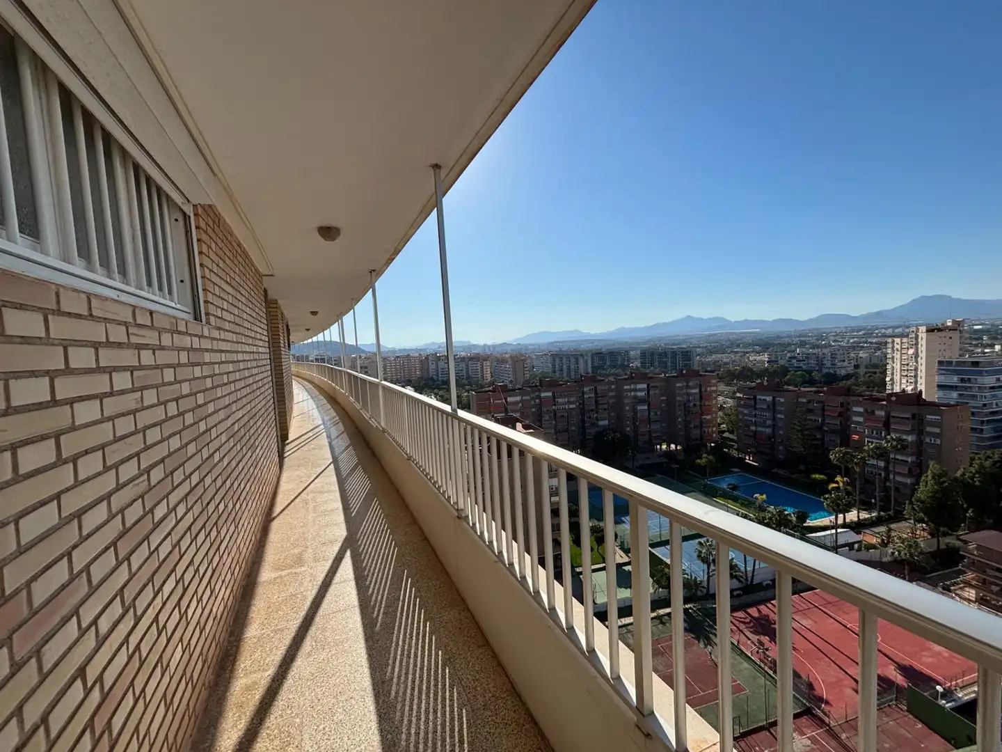 Vista exterior de Ático en venta en Alicante / Alacant con Amueblado y Piscina comunitaria
