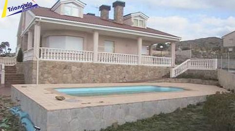 OTERO DE HERREROS. Ofrecemos chalet individual de 500 m2 con 1500 m2 de parcela. El chalet se alza en 2 alturas y cuenta en la pri