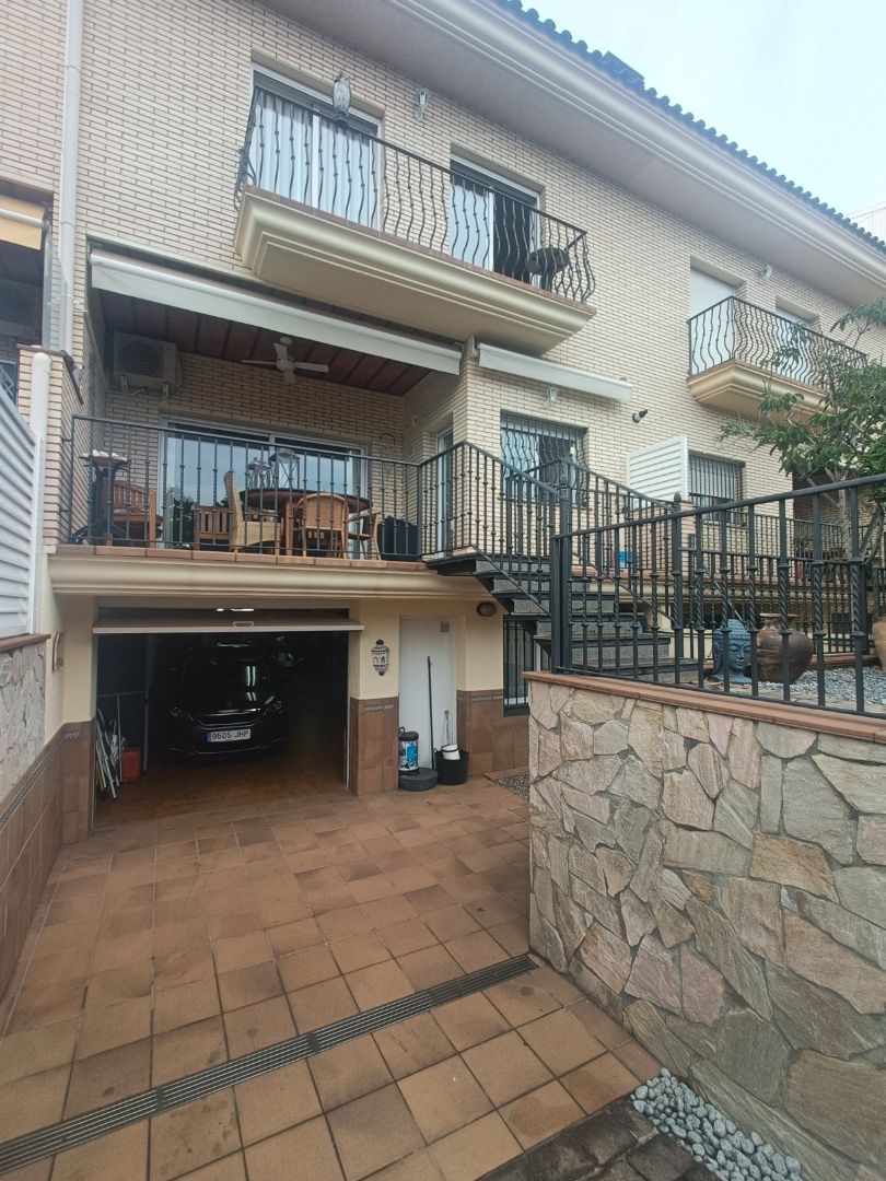 Vista exterior de Casa o xalet en venda en Pineda de Mar amb Aire condicionat, Calefacció i Jardí privat