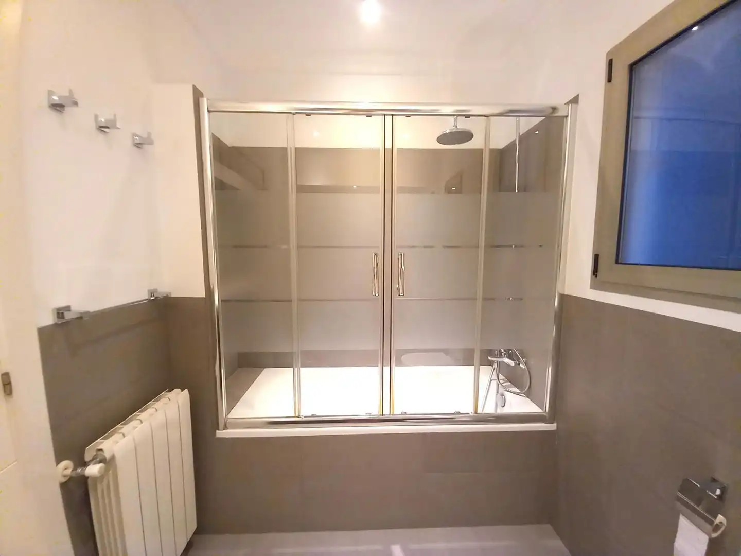 Badezimmer von Wohnung zur Miete in Barcelona mit Klimaanlage, Heizung und Parkett