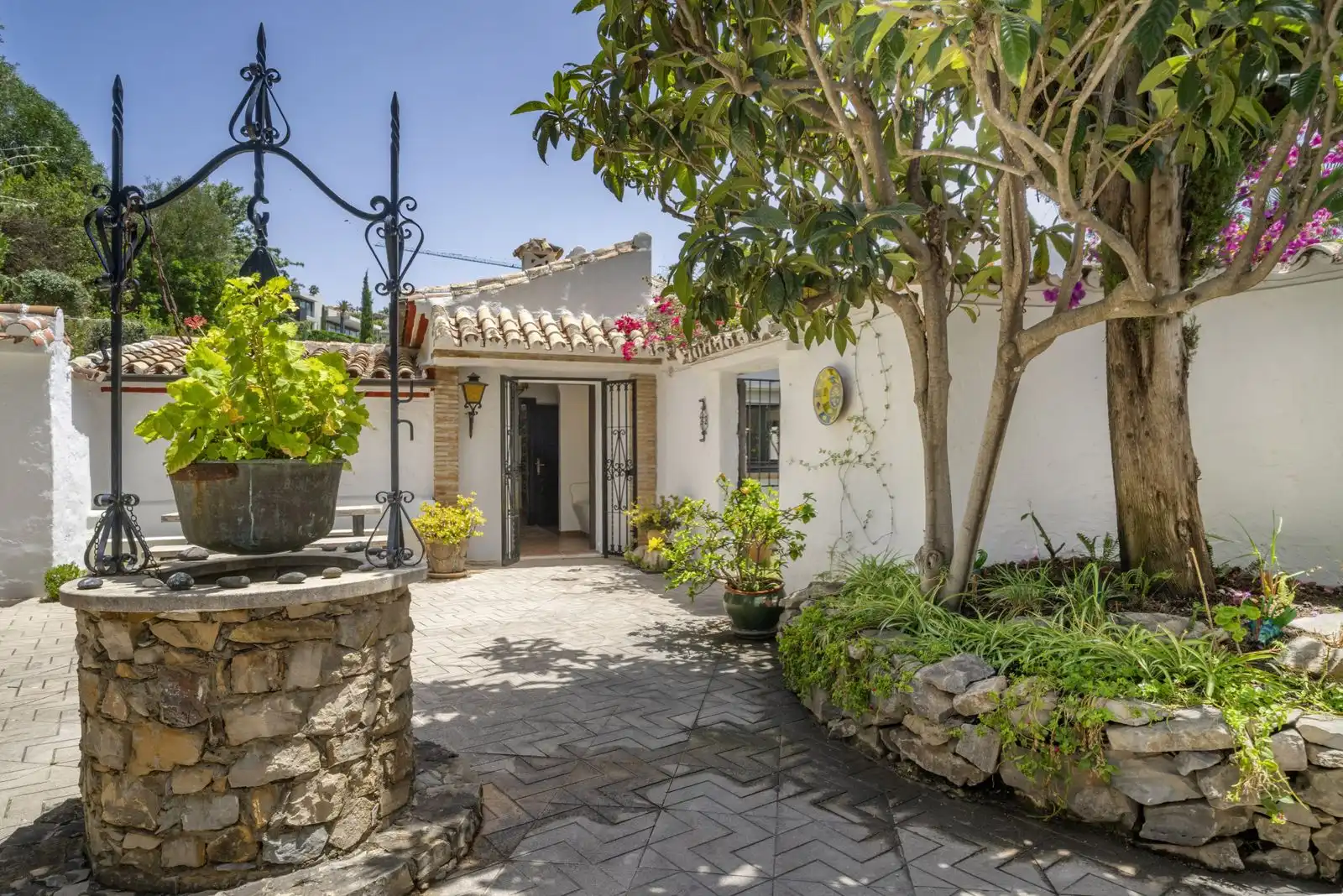 Vista exterior de Casa o chalet en venta en Benahavís con Aire acondicionado, Terraza y Piscina