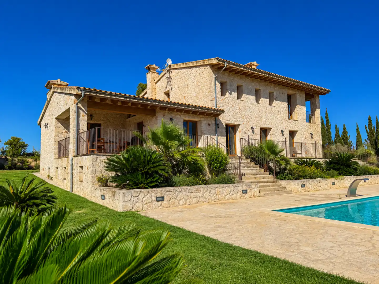 Vista exterior de Casa o xalet en venda en Lloret de Vistalegre amb Aire condicionat, Terrassa i Piscina