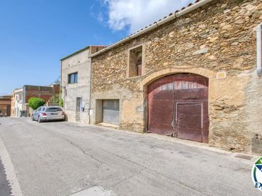 Casa rustica con balcone in vendita a Carrer Nou