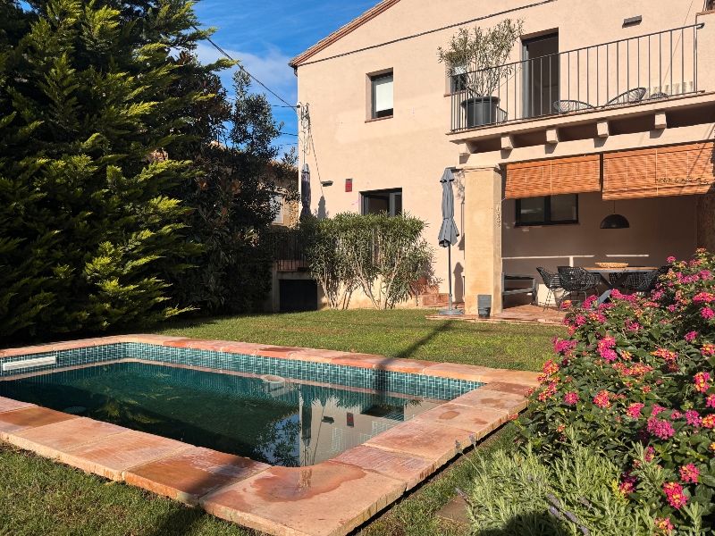 Swimming pool of Country house for sale in La Bisbal d'Empordà