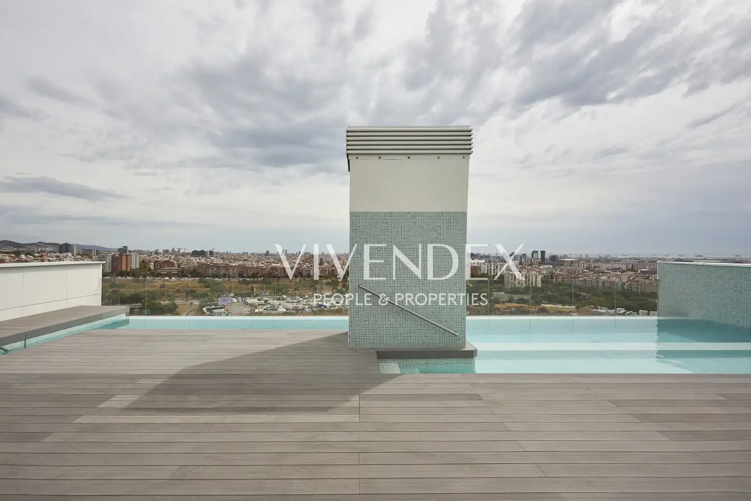 Vista exterior de Àtic en venda en L'Hospitalet de Llobregat amb Aire condicionat, Calefacció i Parquet