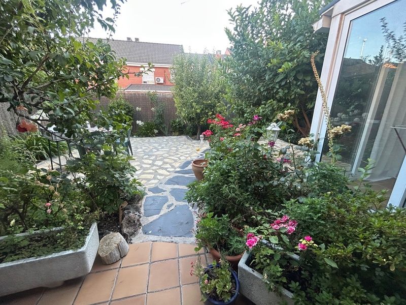 Jardí de Casa adosada en venda en Parla amb Aire condicionat, Calefacció i Jardí privat