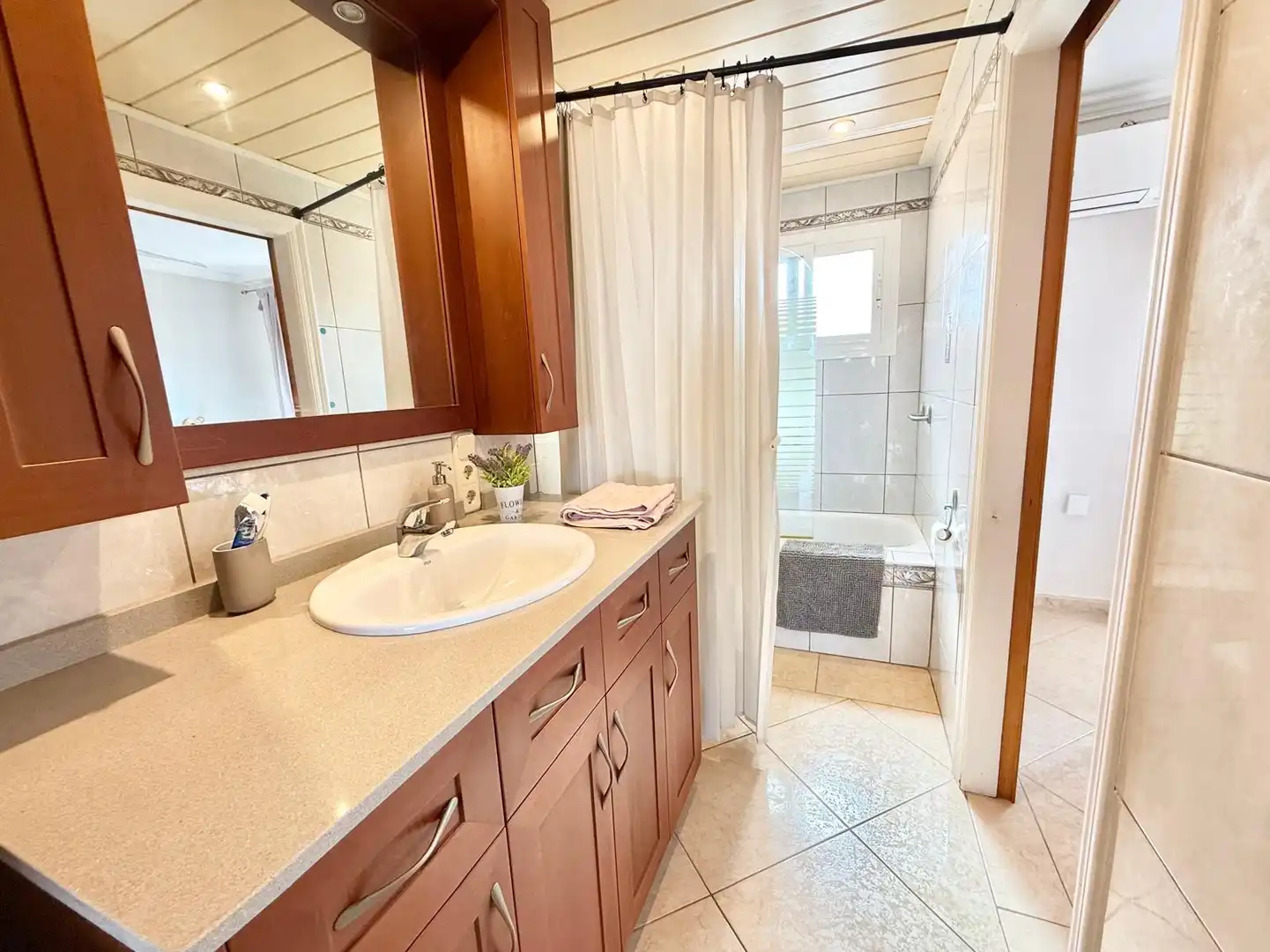 Baño de Apartamento de alquiler en La Manga del Mar Menor con Aire acondicionado, Calefacción y Piscina