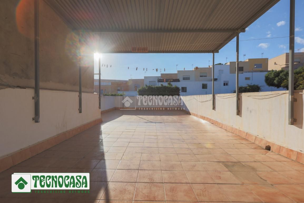 Vista exterior de Casa adosada en venda en Adra amb Terrassa