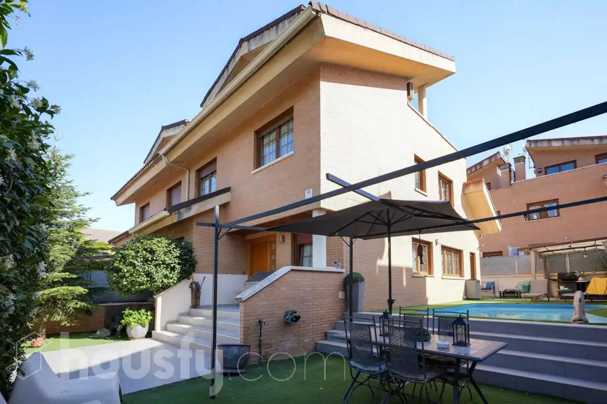 Vista exterior de Casa adosada en venta en Madrid con Aire acondicionado, Calefacción y Jardín privado