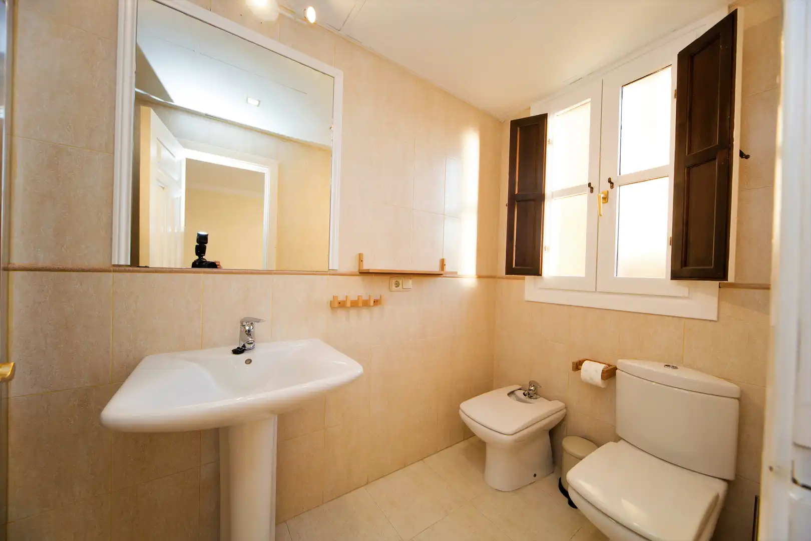 Bathroom of Flat for sale in Granada  with Air Conditioner, Heating and Parquet flooring
