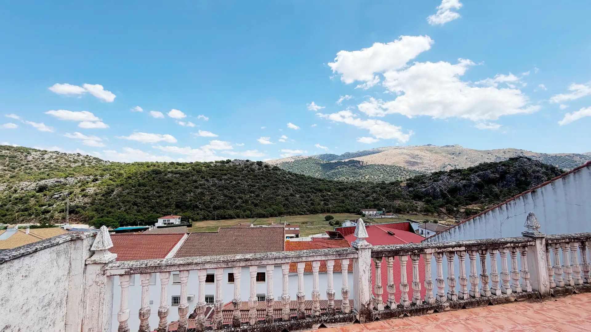Vista exterior de Casa adosada en venda en Benaoján amb Terrassa