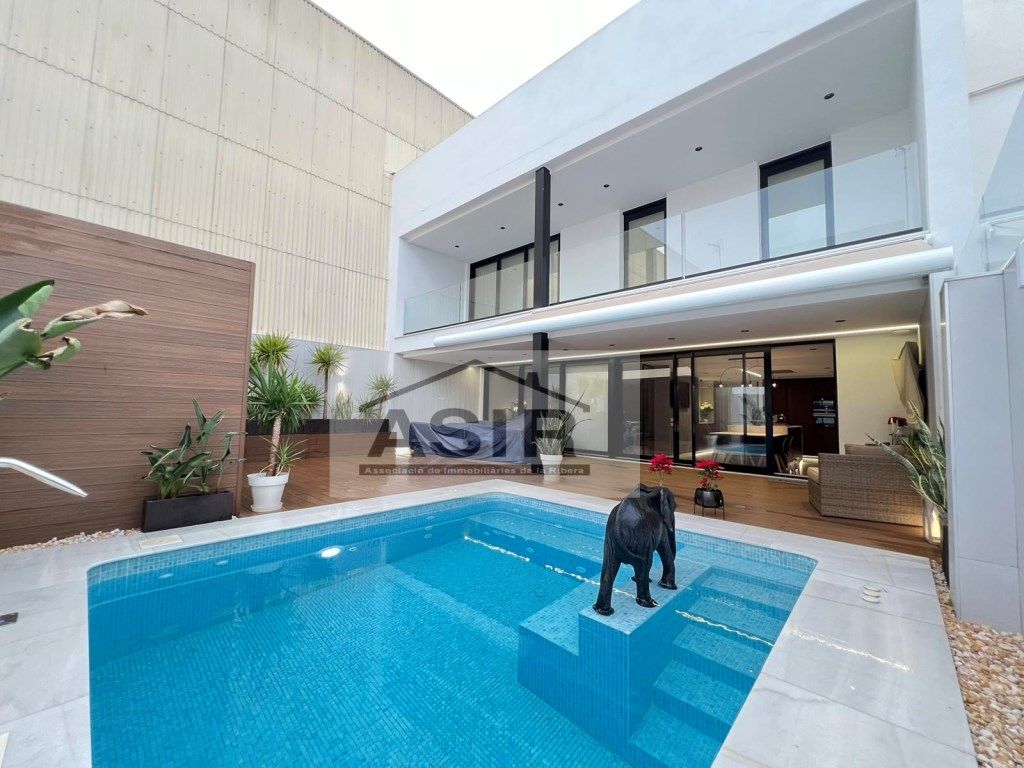 Swimming pool of House or chalet for sale in Algemesí  with Air Conditioner and Swimming Pool