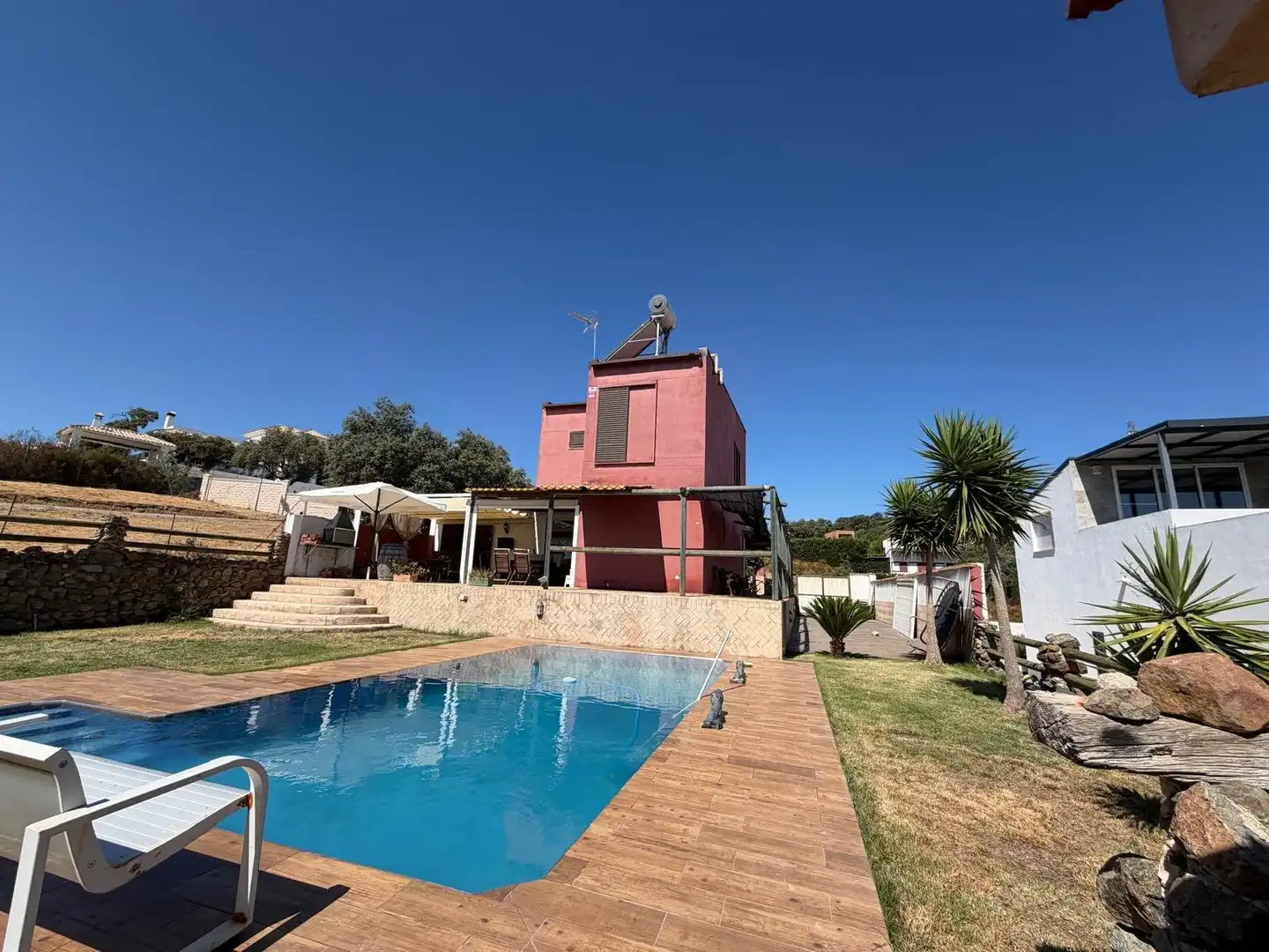Piscina de Casa o xalet en venda en El Castillo de las Guardas amb Jardí privat i Piscina comunitària