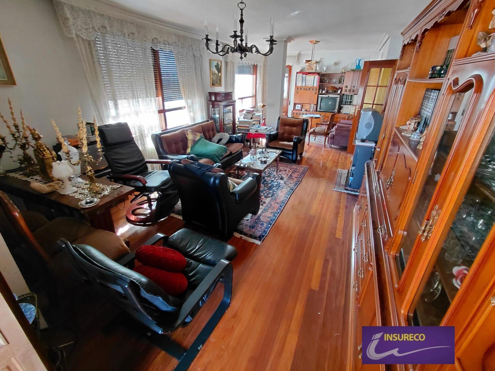 Sala d'estar de Pis en venda en León Capital  amb Calefacció, Terrassa i Traster