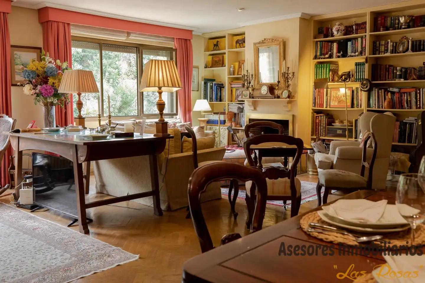 Wohnzimmer von Einfamilien-Reihenhaus zum Verkauf in Madrid mit Klimaanlage, Heizung und Privatgarten