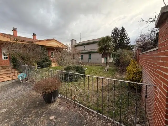 Houses for sale in Villaquilambre  with Air Conditioner, Heating and Private garden