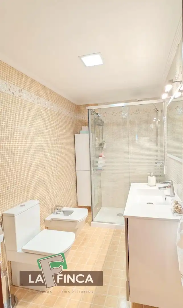 Bany de Pis en venda en Oviedo  amb Calefacció, Parquet i Traster