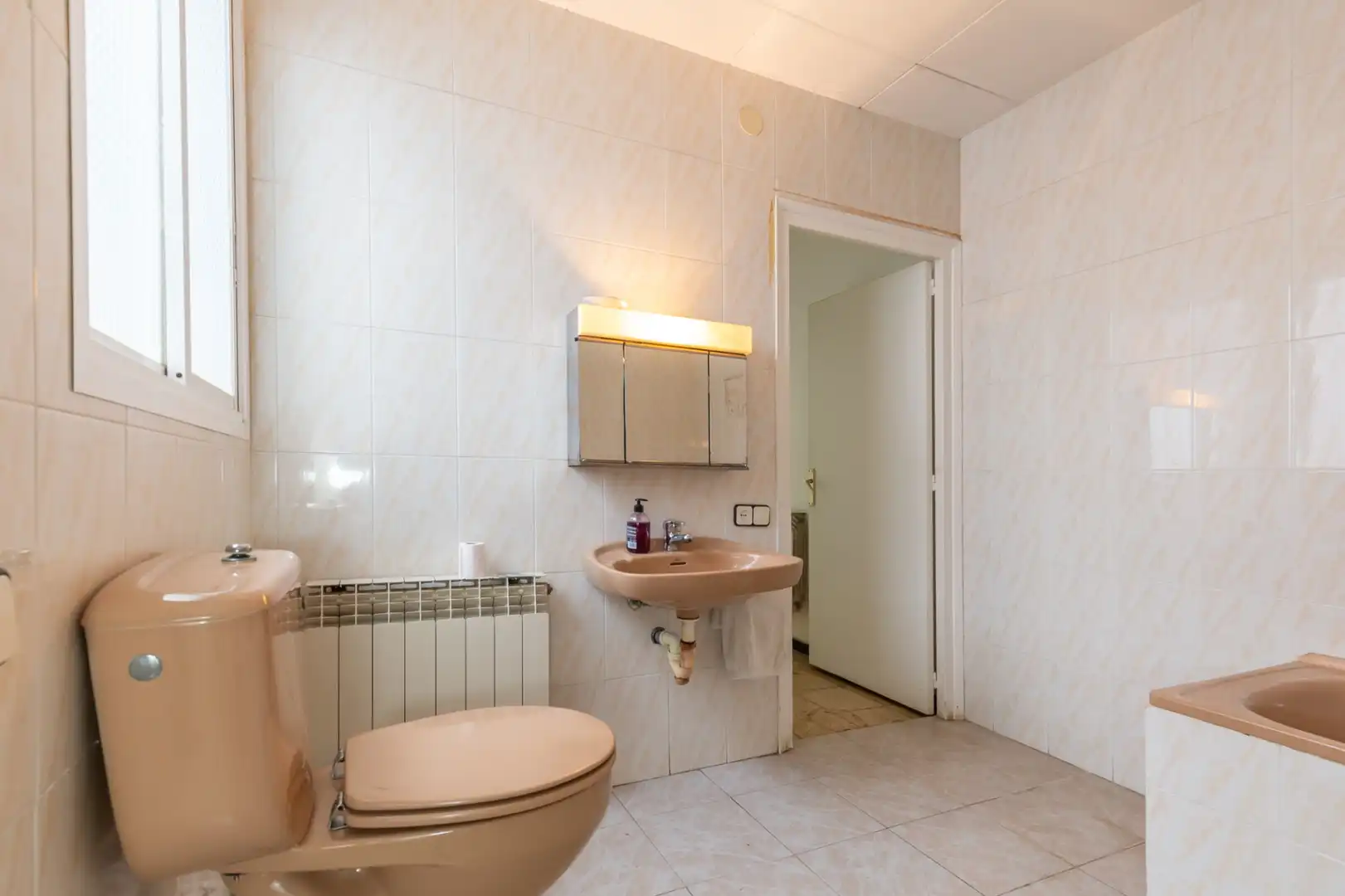 Baño de Casa adosada en venta en Esplugues de Llobregat con Calefacción, Terraza y Alarma