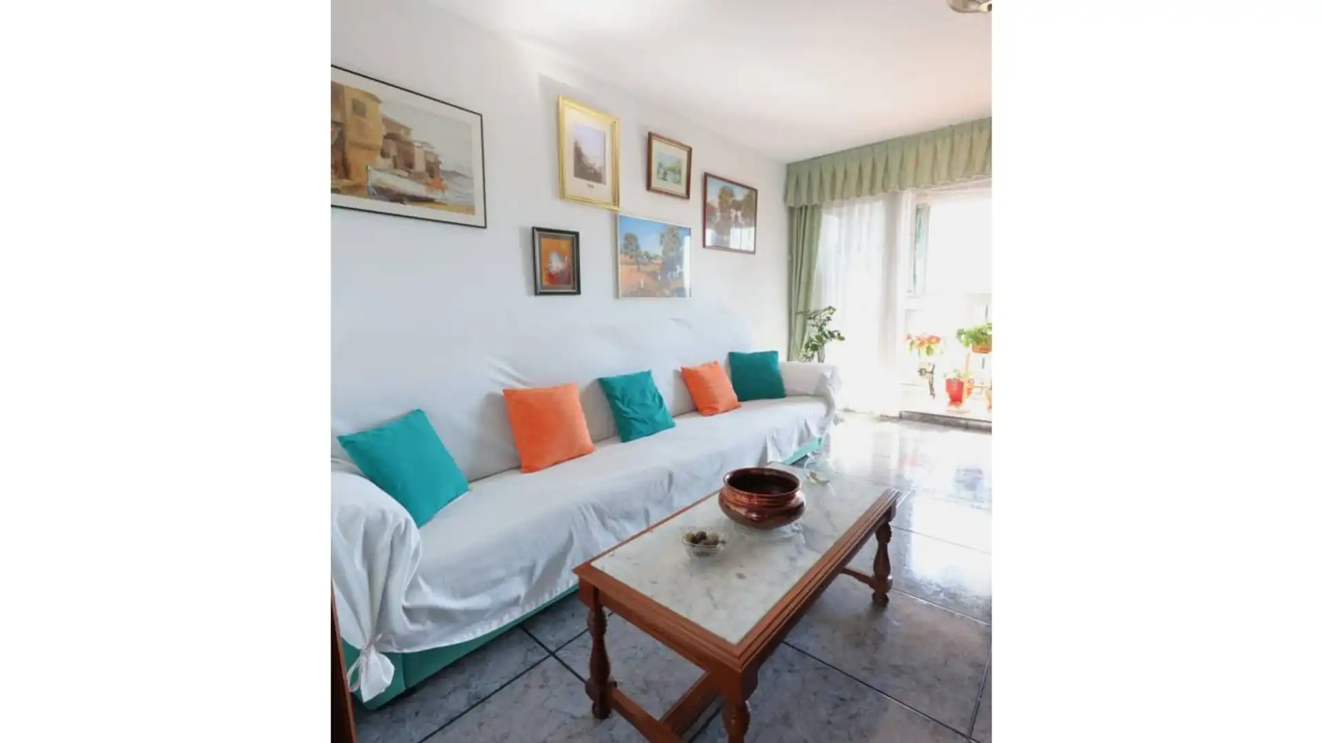 Sala d'estar de Pis en venda en L'Hospitalet de Llobregat amb Aire condicionat i Balcó