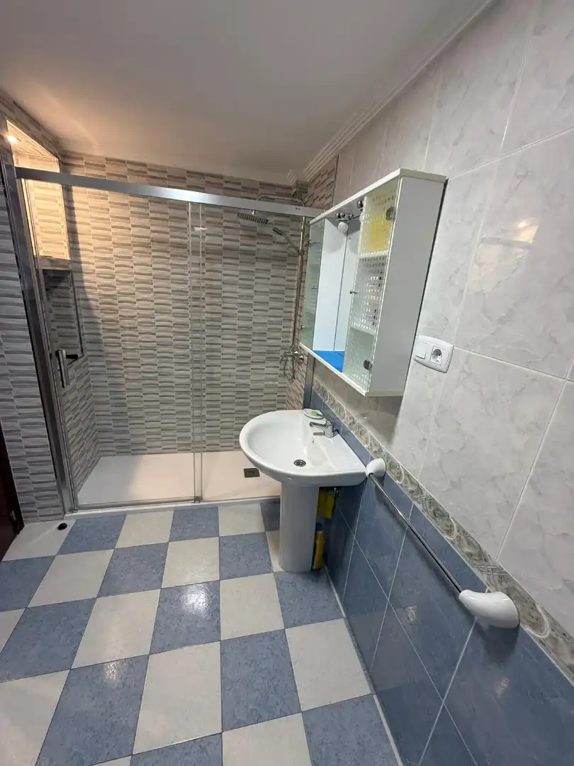 Badezimmer von Wohnung zum Verkauf in Valencia de Don Juan mit Klimaanlage, Heizung und Abstellraum