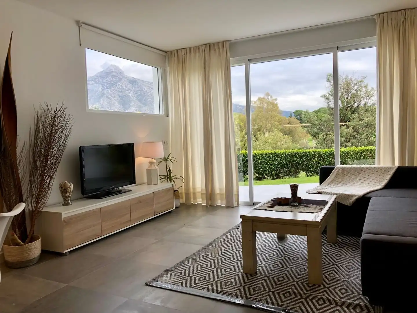 Wohnzimmer von Wohnungen zur Miete in Marbella mit Klimaanlage, Schwimmbad und Möbliert
