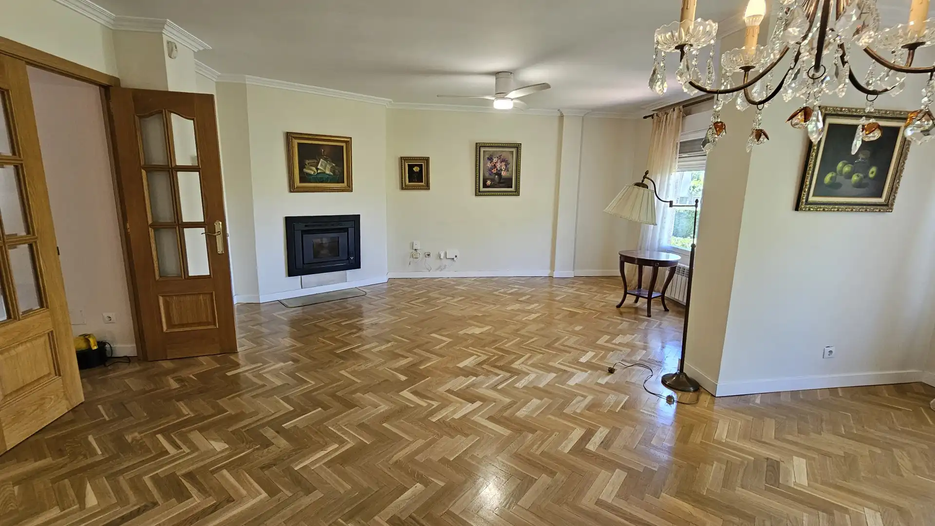 Sala d'estar de Casa adosada en venda en Las Rozas de Madrid amb Calefacció, Jardí privat i Parquet