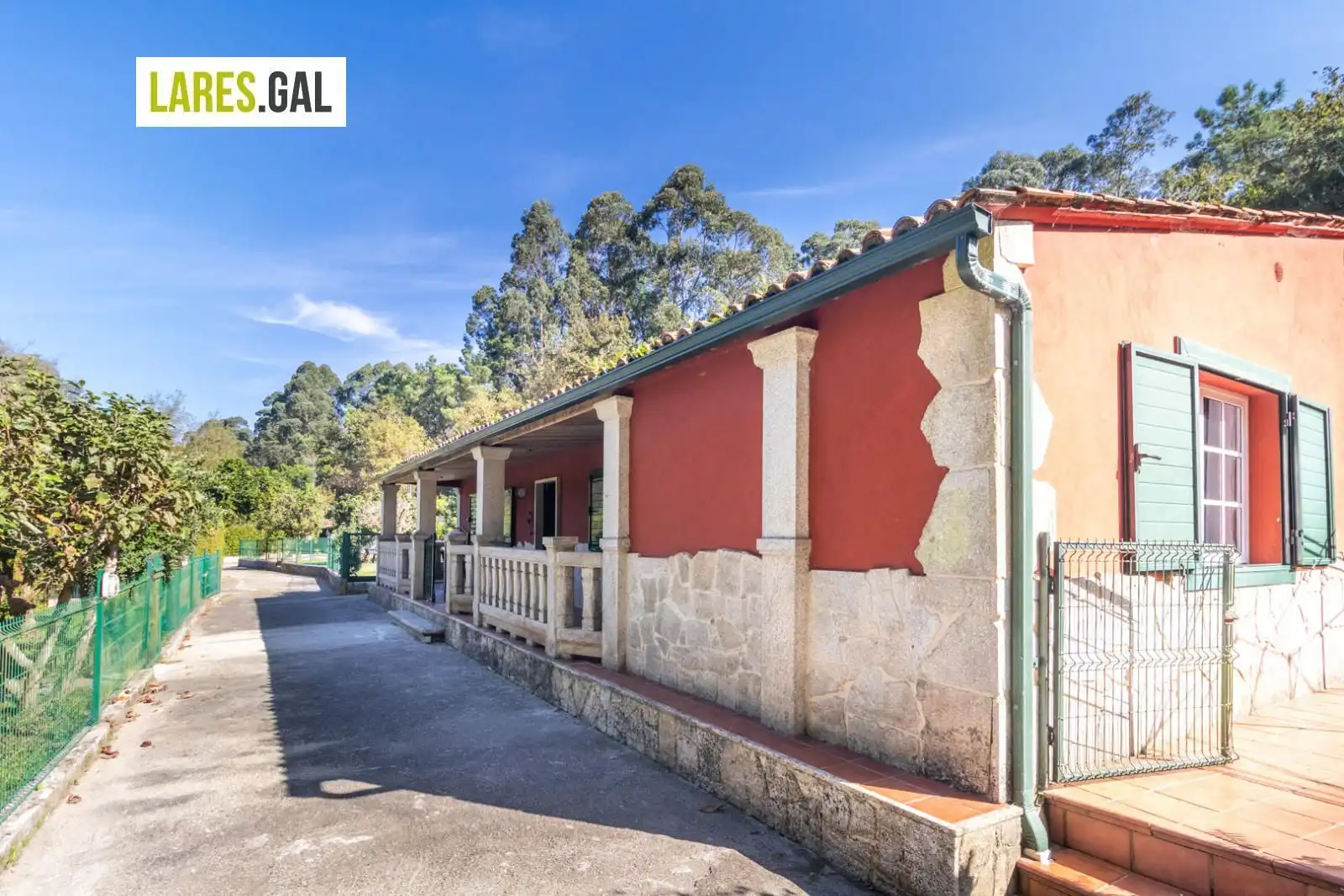 Vista exterior de Casa o xalet en venda en Cangas  amb Calefacció, Terrassa i Traster