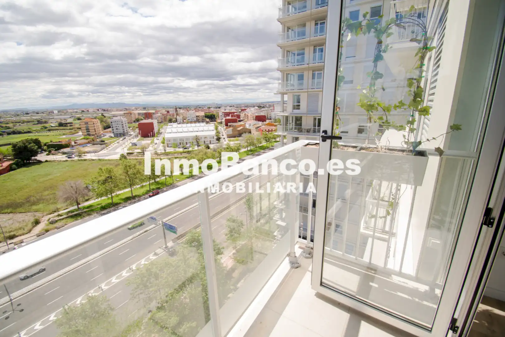 Exterior view of Flat for rent in Valencia  with Air Conditioner, Heating and Storage room
