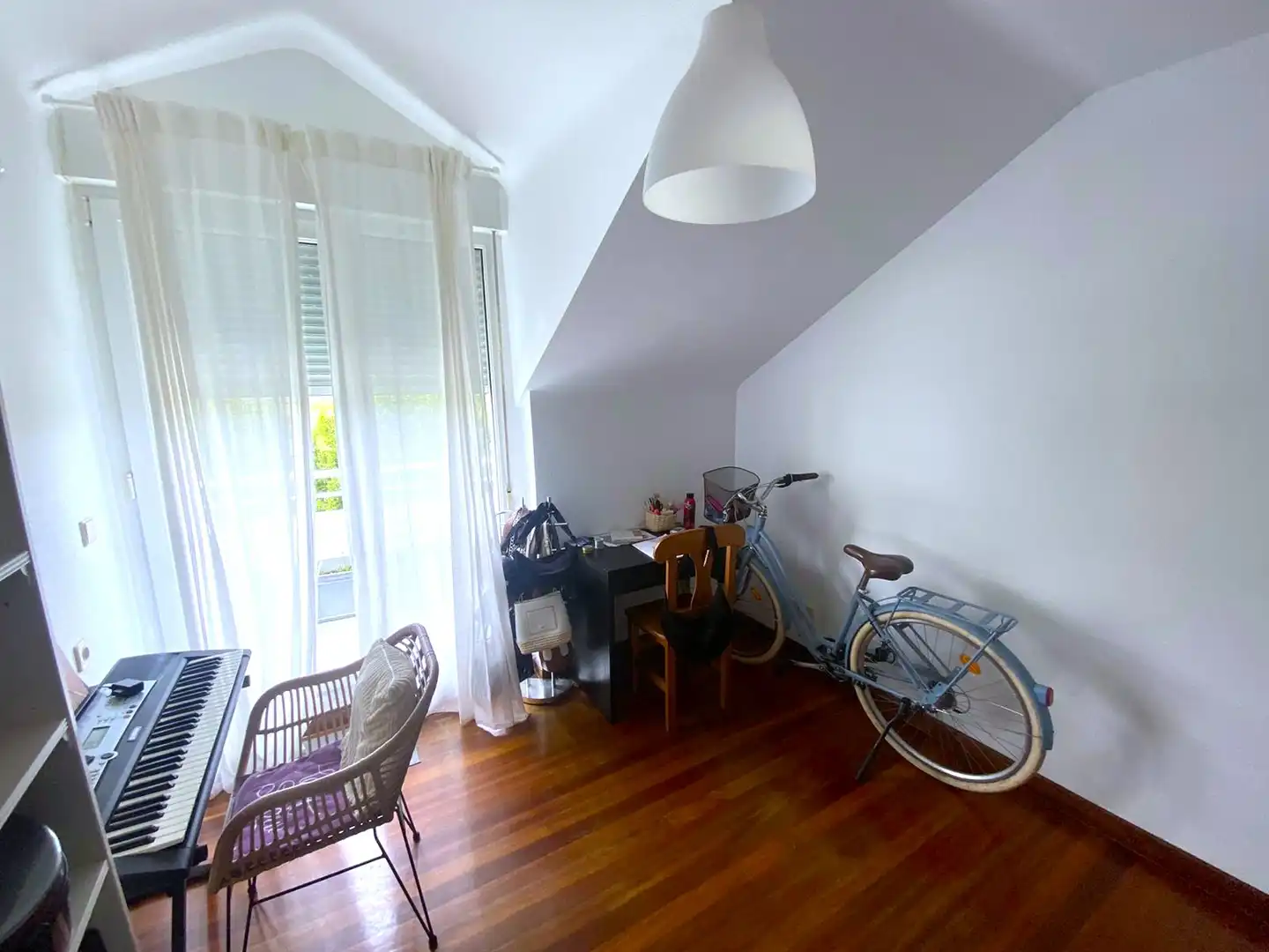 Schlafzimmer von Dachboden zum Verkauf in Castro-Urdiales mit Heizung, Privatgarten und Parkett