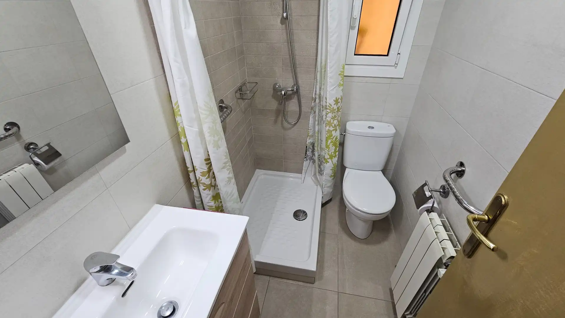 Badezimmer von Wohnung zum Verkauf in Sabadell mit Klimaanlage, Heizung und Balkon