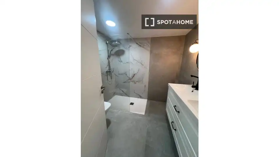 Baño de Piso para compartir en Zaragoza con Aire acondicionado, Terraza y Amueblado