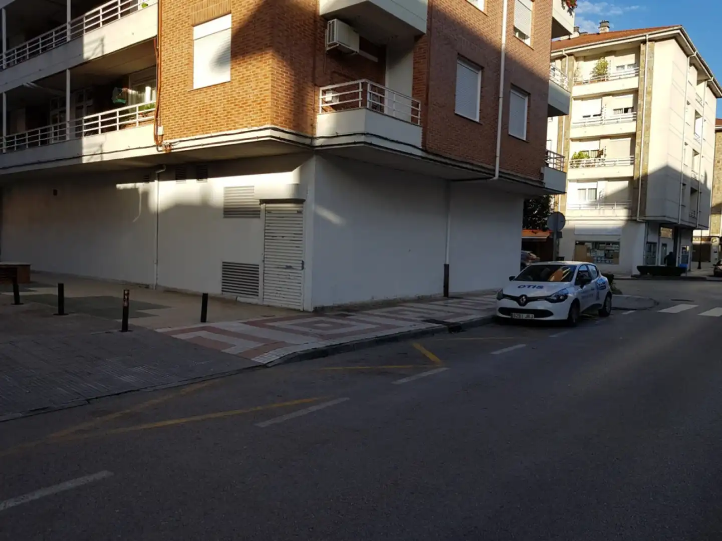 Aparcament de Local de lloguer en Los Corrales de Buelna  amb Aire condicionat