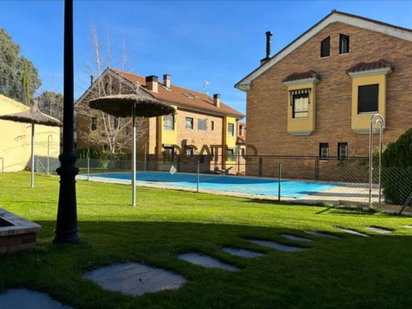 Piscina de Dúplex en venda en San Lorenzo de El Escorial amb Aire condicionat, Calefacció i Traster