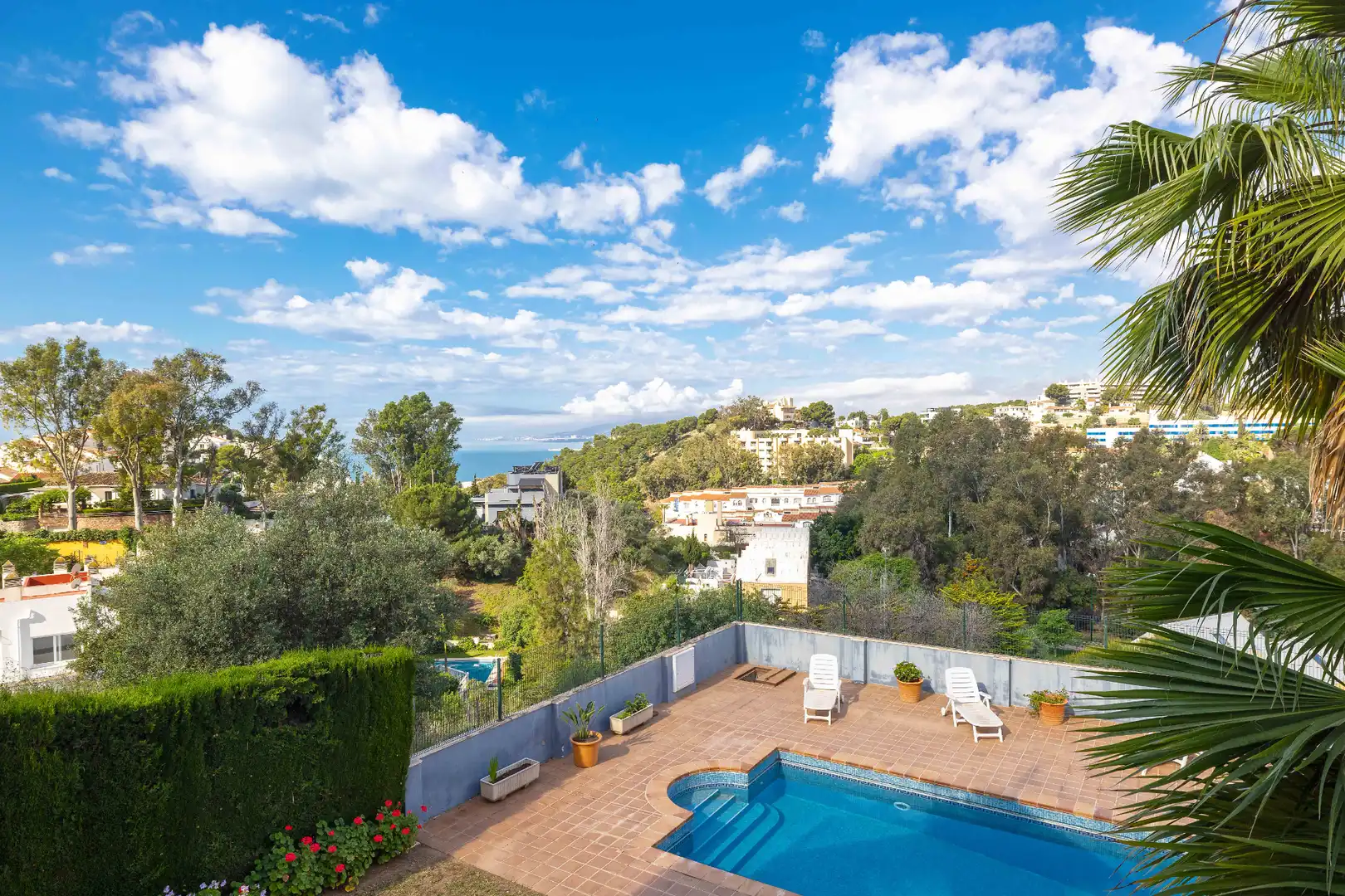 Vista exterior de Casa o xalet en venda en Málaga amb Jardí privat, Terrassa i Piscina