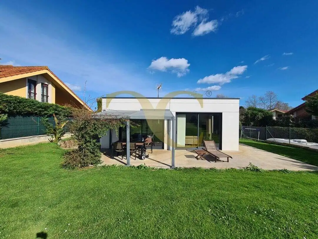 Terrassa de Casa o xalet en venda en Gijón  amb Calefacció, Jardí privat i Terrassa