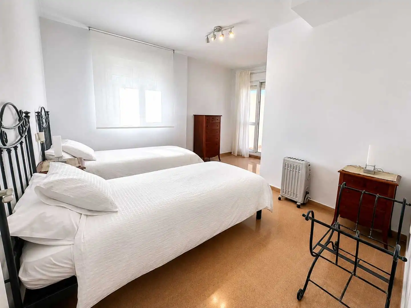 Schlafzimmer von Dachboden zur Miete in Manilva mit Klimaanlage, Terrasse und Möbliert