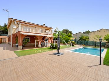 Casa amb balcó en venda a Carrer Rafael de Casanovas