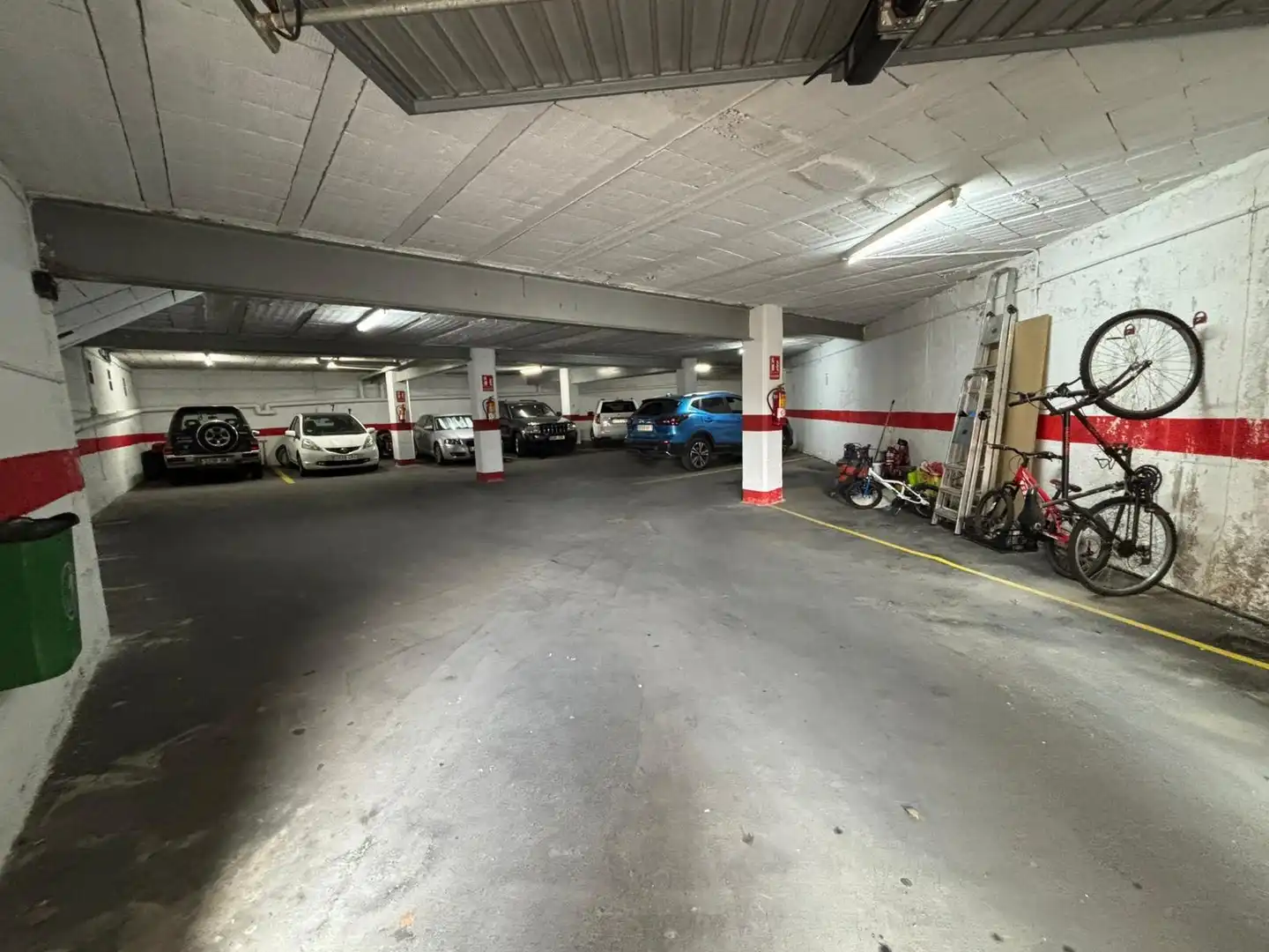 Parking de Casa adosada en venta en Montseny con Calefacción, Terraza y Balcón