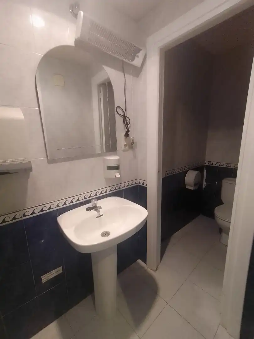 Baño de Local de alquiler en Zaragoza con Aire acondicionado, Calefacción y Parquet