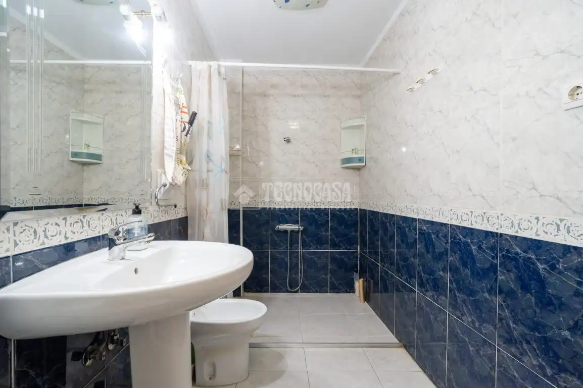 Bathroom of Flat for sale in Granada  with Terrace and Balcony