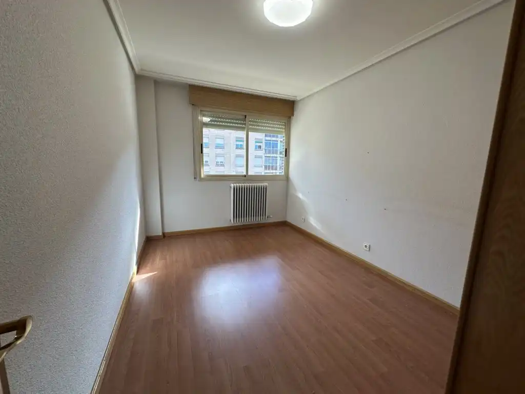 Habitación de Piso en venta en  Logroño con Calefacción, Parquet y Terraza