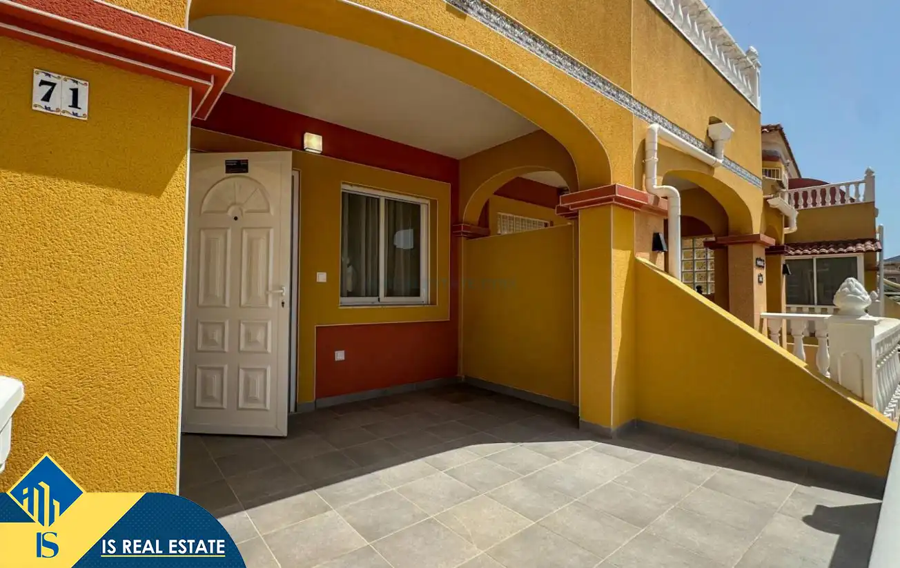 Vista exterior de Casa adosada en venda en Orihuela amb Aire condicionat, Calefacció i Terrassa