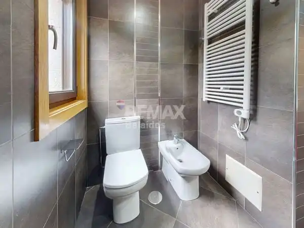 Bany de Casa o xalet en venda en Vigo  amb Calefacció, Jardí privat i Terrassa