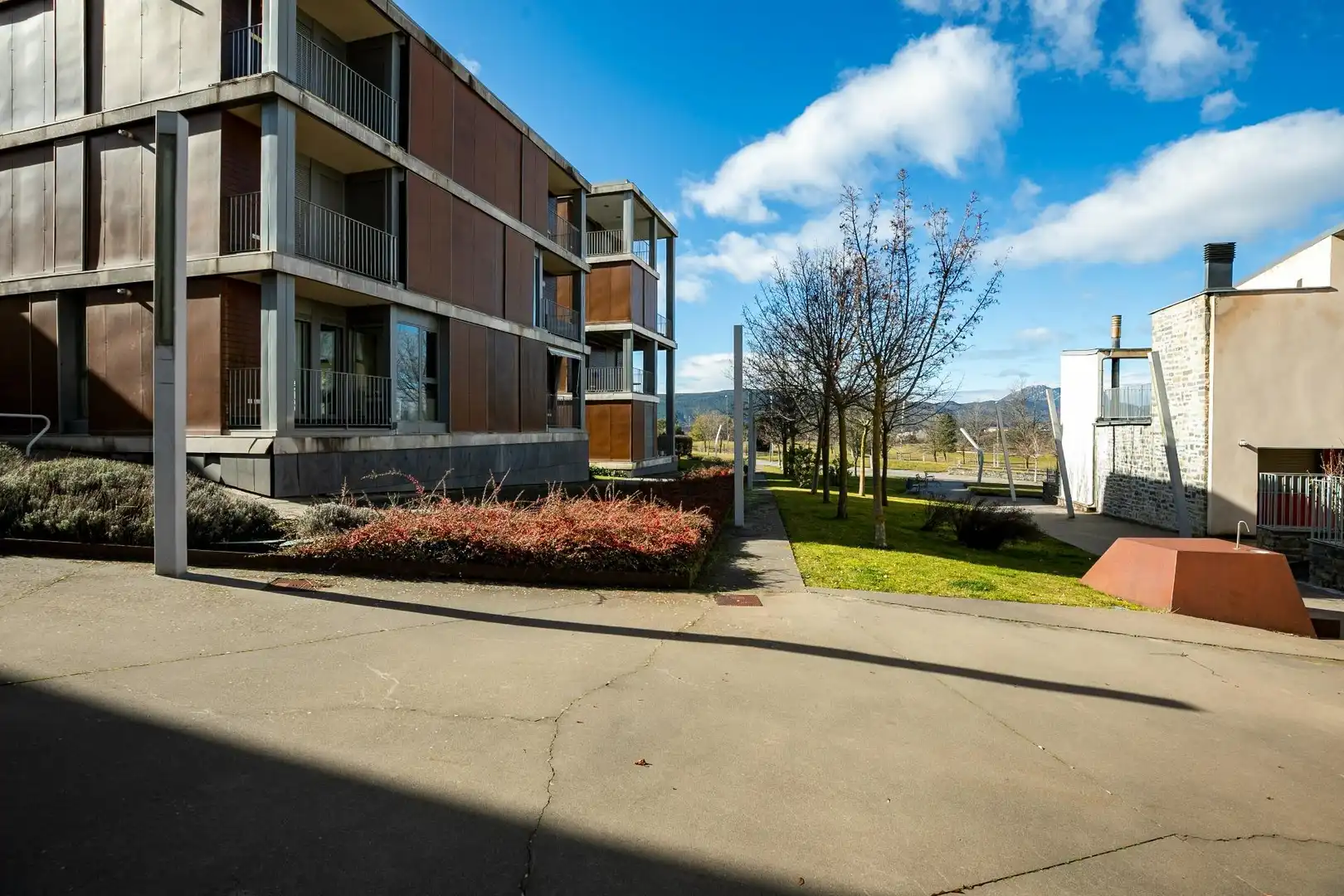 Vista exterior de Pis en venda en Sabiñánigo amb Calefacció, Parquet i Terrassa