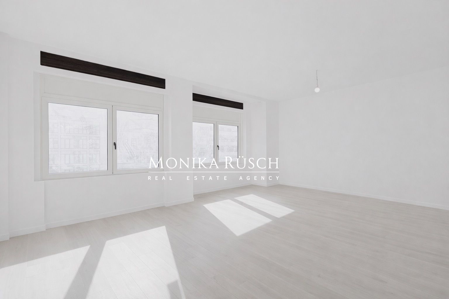 Exterior view of Flat for sale in  Barcelona Capital  with Air Conditioner and Heating