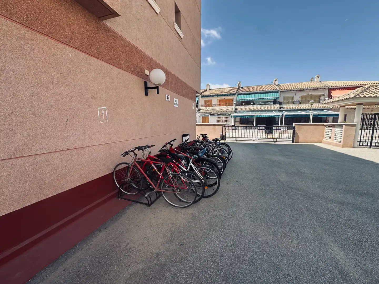 Parkplatz von Wohnung zur Miete in Santa Pola mit Klimaanlage, Terrasse und Möbliert
