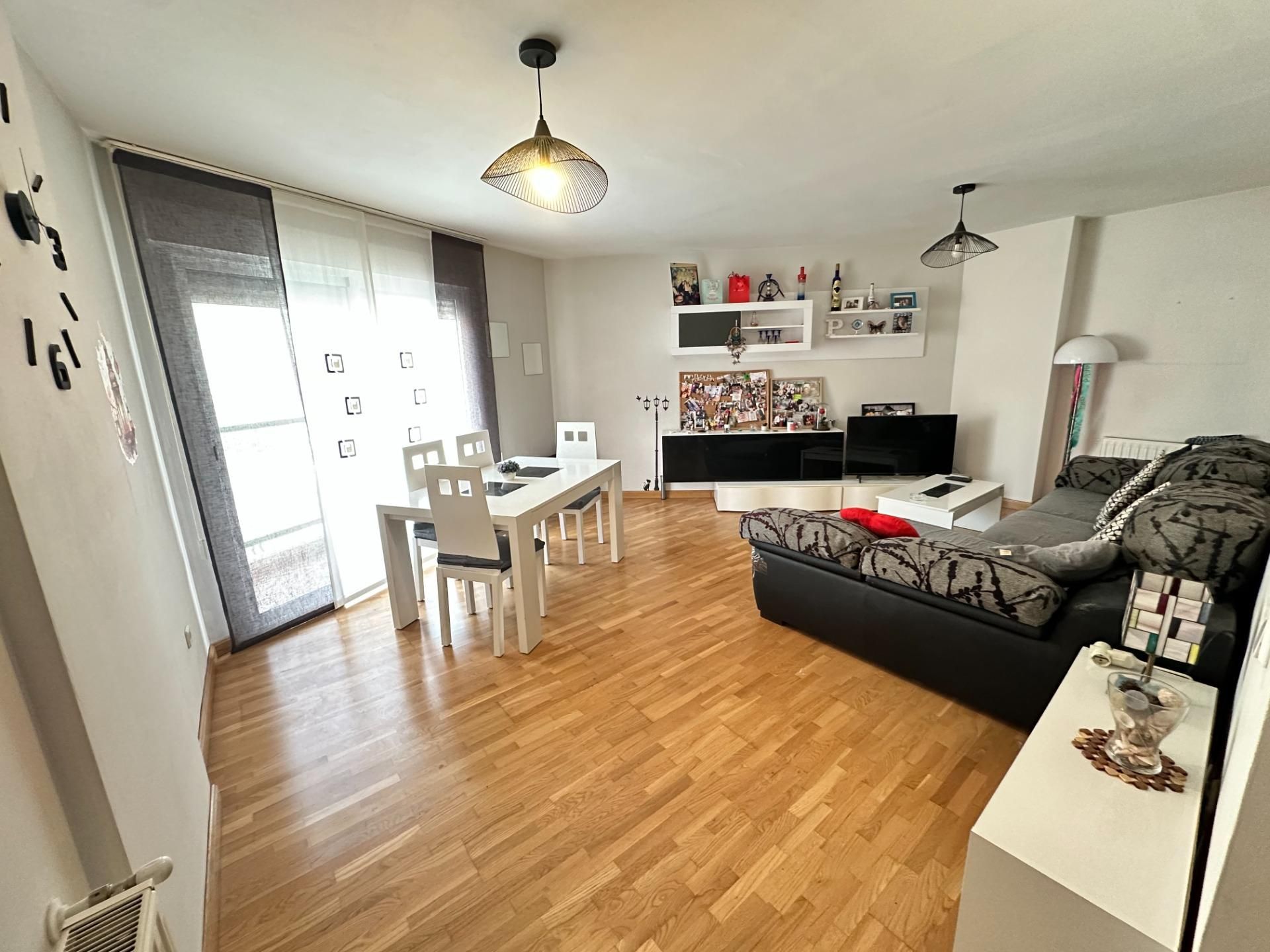 Sala d'estar de Pis en venda en Cuenca Capital amb Calefacció, Traster i Balcó