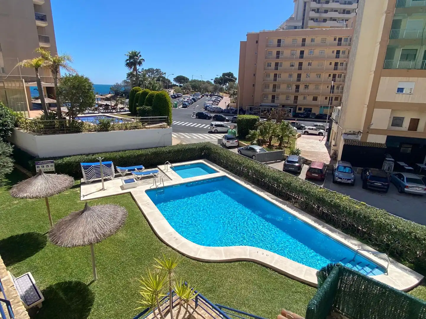 Schwimmbecken von Wohnungen zum Verkauf in Calpe / Calp mit Klimaanlage, Heizung und Privatgarten