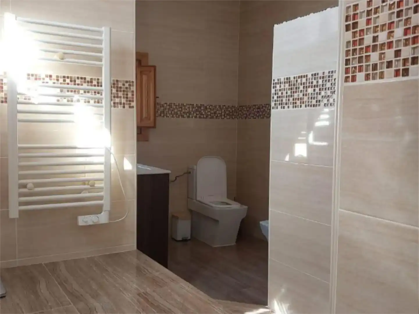 Bany de Finca rústica en venda en Iznájar amb Aire condicionat, Piscina i Balcó